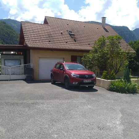 Chambre Rouge Dans Maison Avec Parking Cluses Exterior photo